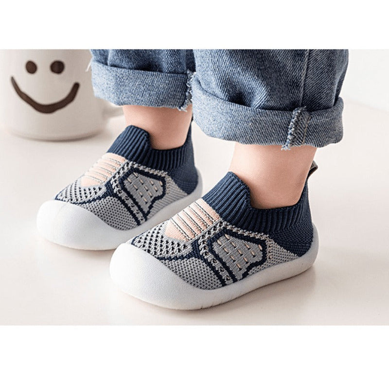 sapatênis infantil, respirável, antiderrapante, primeiros passos, bebê, conforto, segurança, solado flexível, malha knit, macio, fácil de calçar, proteção, estilo, pezinhos, delicados, 0-6 meses, 6-12 meses, 12-18 meses, 18-24 meses, 2-4 anos, moderno, flexível, desenvolvimento motor, ajuste perfeito, leve, frescor, confiança, calçados infantis, malha respirável, anti escorregamento, pequeno, tamanho ideal, desenvolvimento, pé, saúde, maciez, proteção total.