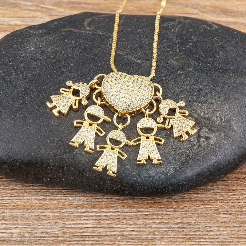 colar, amor, mãe, filhos, joia, elegante, sofisticado, personalizável, dourado, prateado, pingentes, brilho, durável, antialérgico, presente, carinho, conexão, família, maternidade, pedras, zircônia, resistente, exclusivo, especial, delicado.