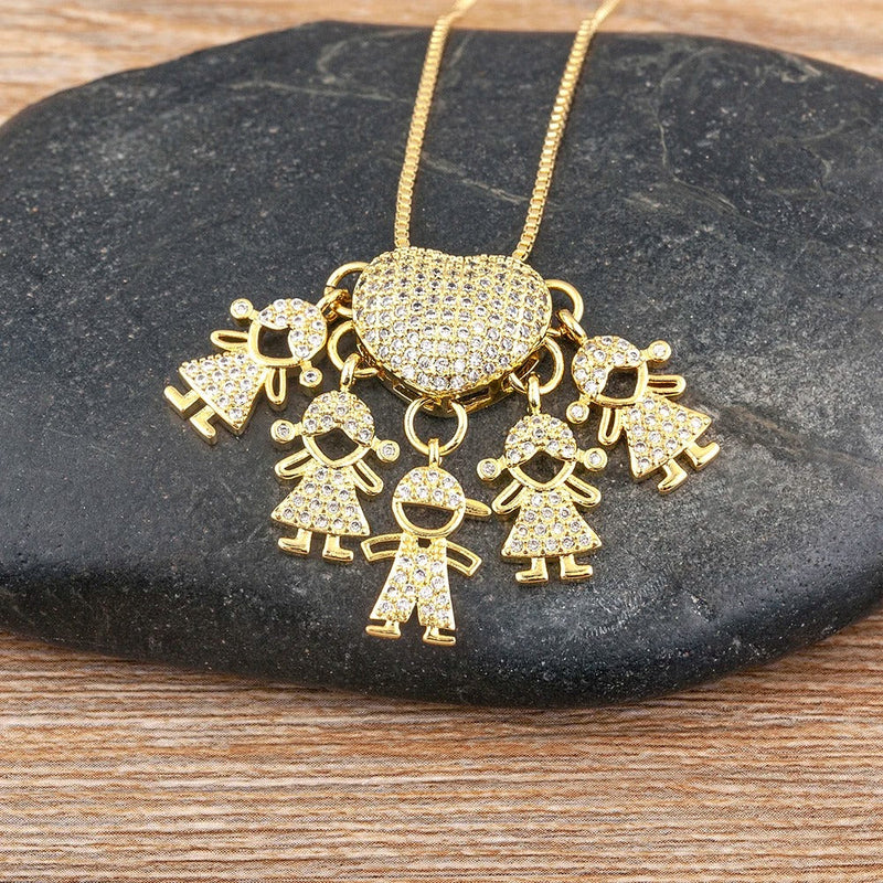 colar, amor, mãe, filhos, joia, elegante, sofisticado, personalizável, dourado, prateado, pingentes, brilho, durável, antialérgico, presente, carinho, conexão, família, maternidade, pedras, zircônia, resistente, exclusivo, especial, delicado.