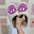 Pantufa, conforto, macia, antiderrapante, aconchego, pés quentinhos, relaxamento, resistente, durável, leve, respirável, estilo, segurança, solado firme, toque suave, design moderno, casual, quentinha, confortável, casa, inverno, descanso, cozy, antiderrapagem, flexível, presente, tamanho ideal, versátil, fofinha, maciez extrema.